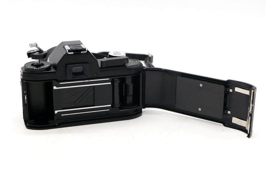 Nikon EM + Rokinon Auto Zoom Super Coated f/3.5-4.5 35-70mm 