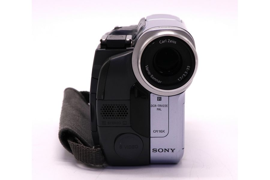 Видеокамера Sony CCD-TRV22E