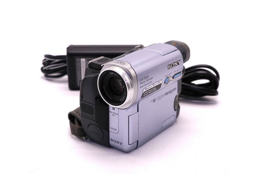 Видеокамера Sony CCD-TRV22E