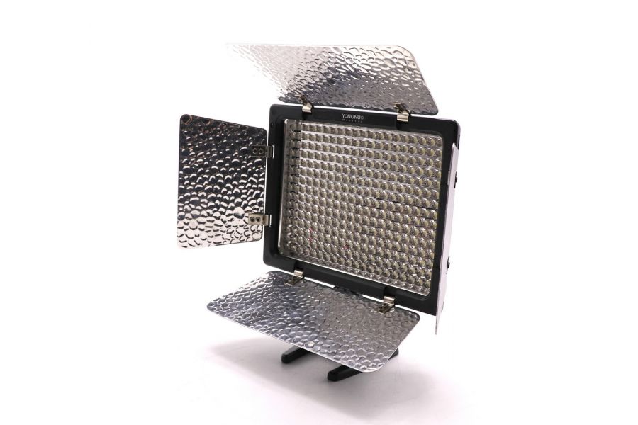 Осветитель светодиодный YongNuo LED YN-300 в упаковке