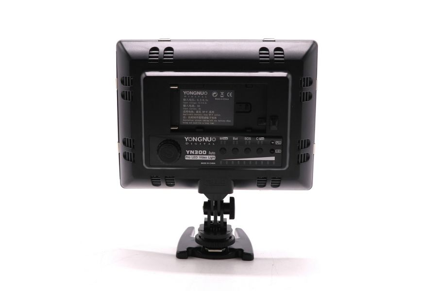 Осветитель светодиодный YongNuo LED YN-300 в упаковке