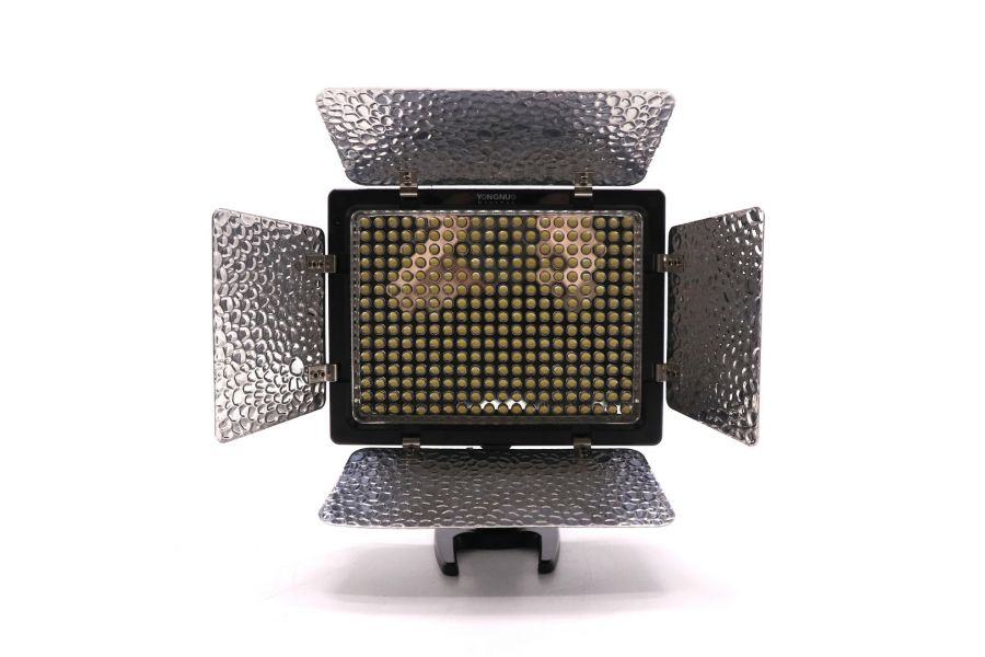 Осветитель светодиодный YongNuo LED YN-300 в упаковке