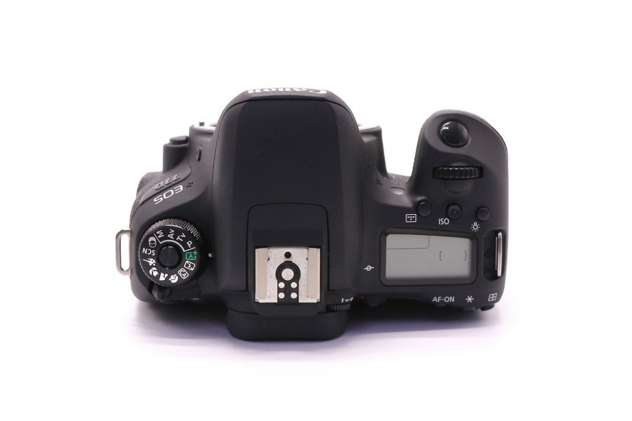 Canon EOS 77D body в упаковке (пробег 3250 кадров)