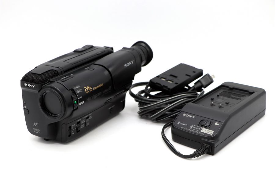 Видеокамера Sony CCD-TR565E