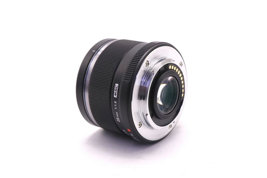 Универсальный Olympus M.Zuiko Digital 25mm f/1.8 