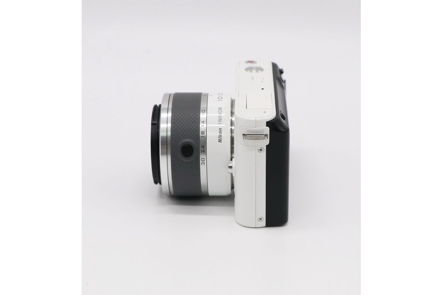 Nikon 1 J1 kit 10-30mm f/3.5-5.6 VR