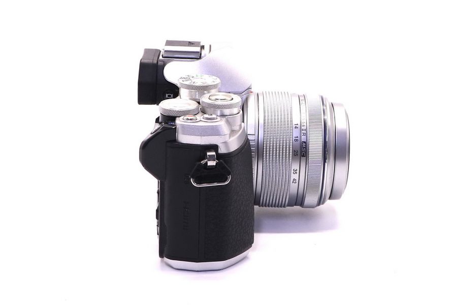 Olympus OM-D E-M10 Mark III kit silver в упаковке (пробег 26005 кадров)
