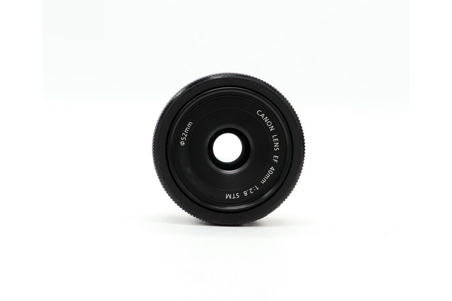 Объектив Canon EF 40mm f/2.8 STM в упаковке