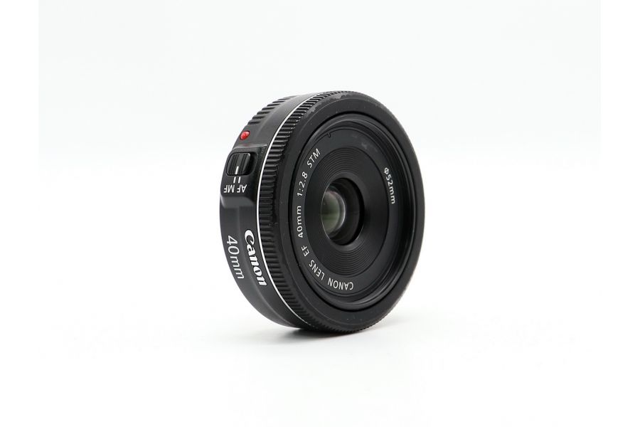 Объектив Canon EF 40mm f/2.8 STM в упаковке