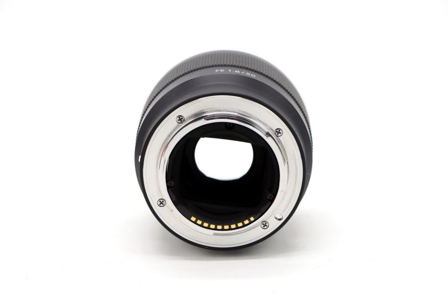 Sony FE 1.8/50 (SEL-50F18F) в упаковке
