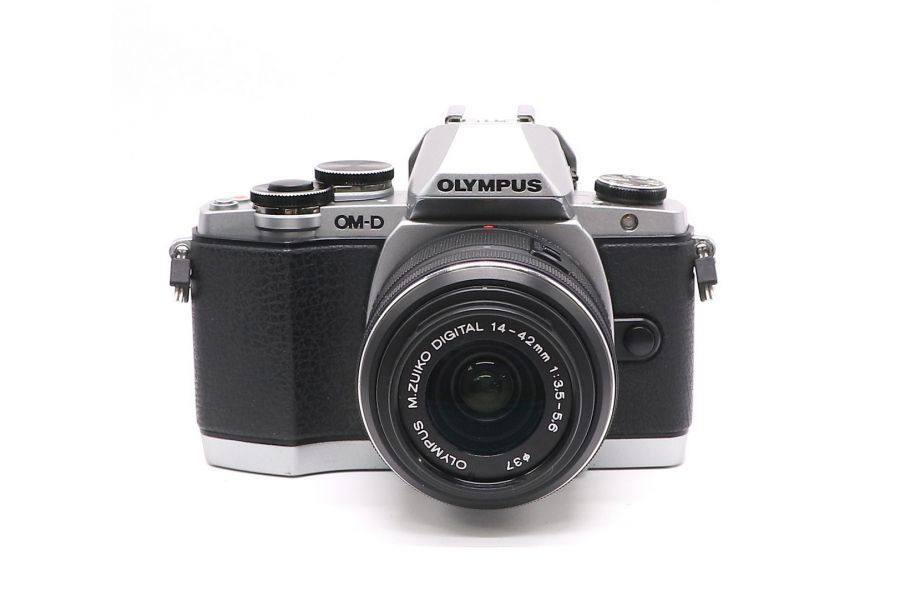 Olympus OM-D E-M10 kit (пробег 10710 кадров)