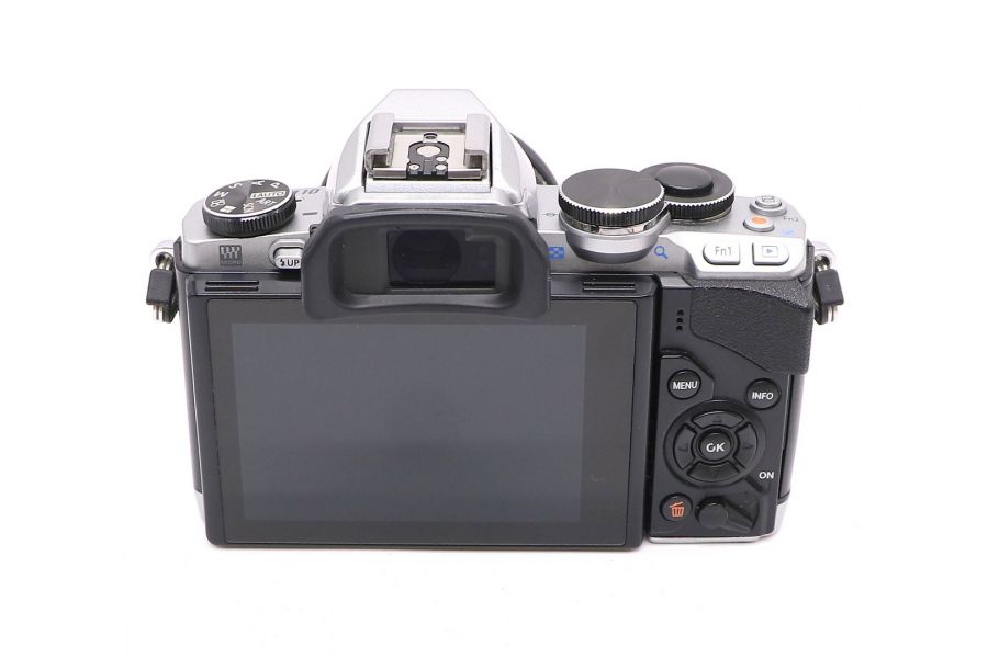 Olympus OM-D E-M10 kit (пробег 10710 кадров)