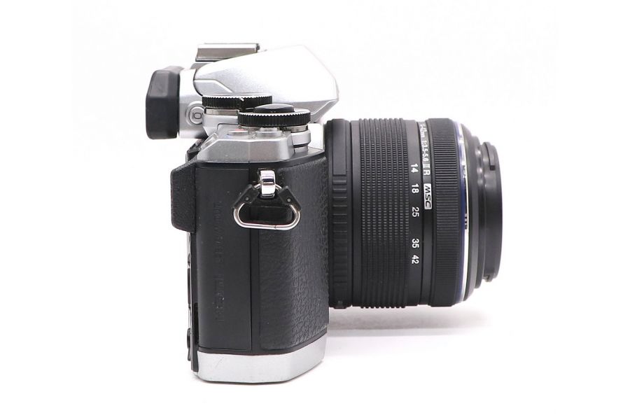 Olympus OM-D E-M10 kit (пробег 10710 кадров)