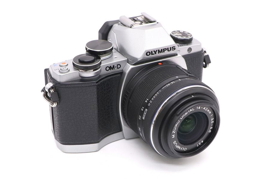 Olympus OM-D E-M10 kit (пробег 10710 кадров)
