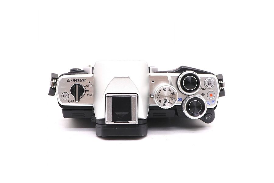 Olympus OM-D E-M10 Mark II body silver (пробег 1200 кадров)
