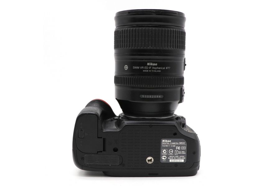 Nikon D600 kit 28-300mm f/3.5-5.6G ED AF-S Nikkor