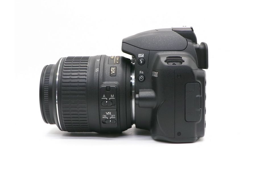 Nikon D3000 kit (пробег 4760 кадров)