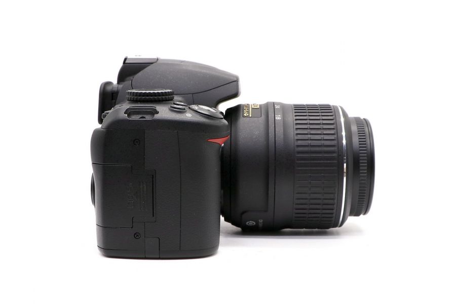Nikon D3000 kit (пробег 4760 кадров)