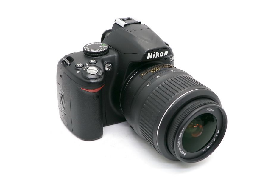 Nikon D3000 kit (пробег 4760 кадров)