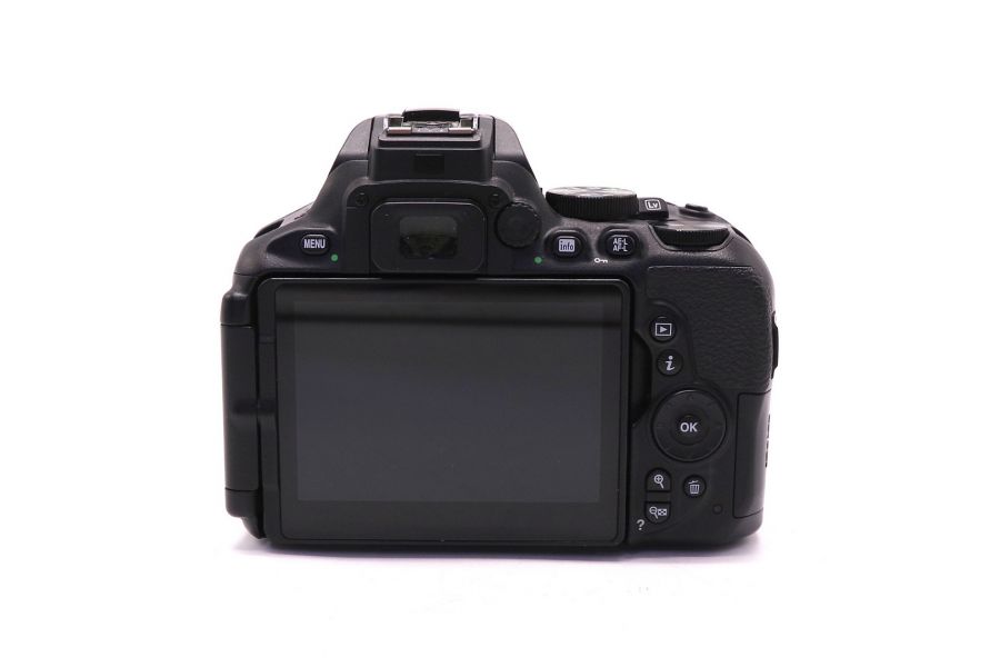 Nikon D5600 kit (пробег 6015 кадров)