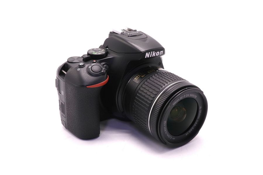 Nikon D5600 kit (пробег 6015 кадров)