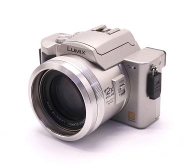 Panasonic Lumix DMC-FZ10 silver (Japan, 2004)