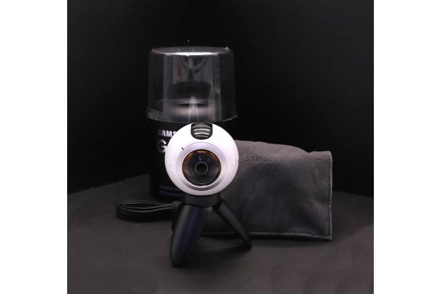 Экшен-камера Samsung Gear 360 SM-C200 в упаковке