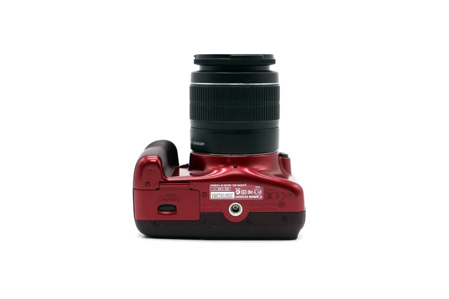 Canon EOS 1100D kit red (пробег 8200 кадров)