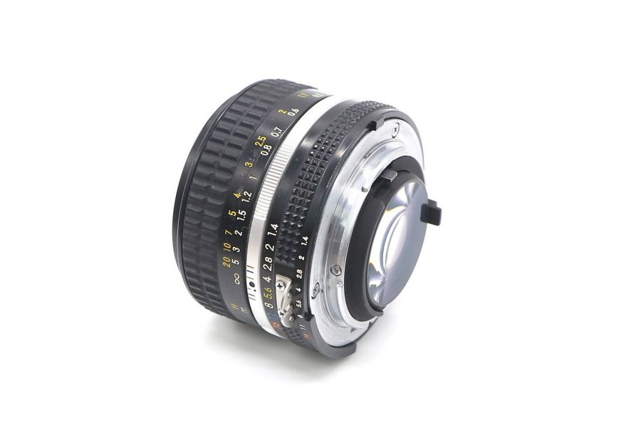 Nikon 50mm f/1.4 Nikkor в упаковке