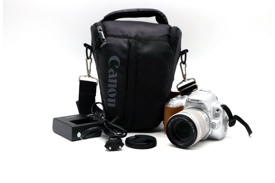 Canon EOS 200D kit серебристый (пробег 11К)