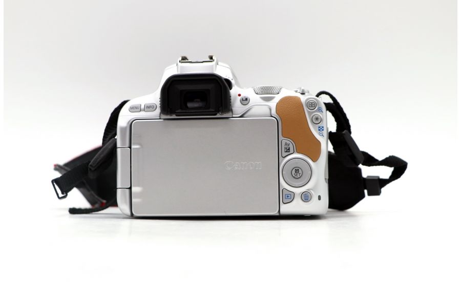 Canon EOS 200D kit серебристый (пробег 11К)