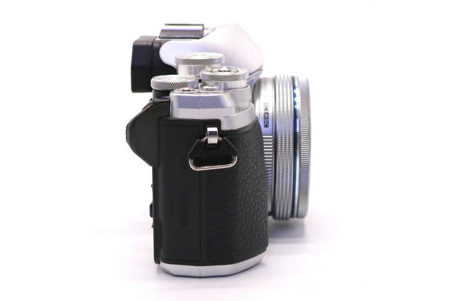 Olympus OM-D E-M10 Mark III kit silver (пробег 28500 кадров)