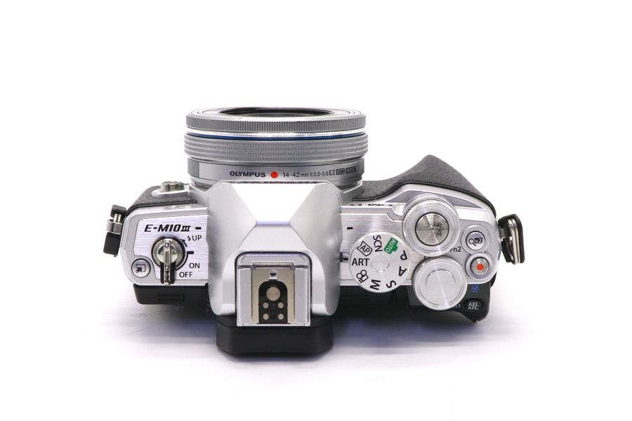 Olympus OM-D E-M10 Mark III kit silver (пробег 28500 кадров)