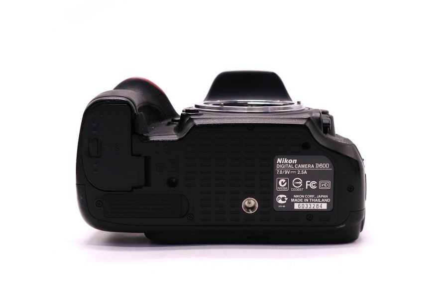 Nikon D600 body в упаковке (пробег 142150 кадров)