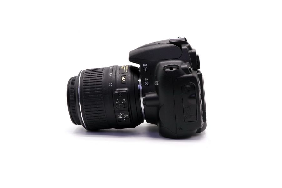 Nikon D5000 kit (пробег 1800 кадров)