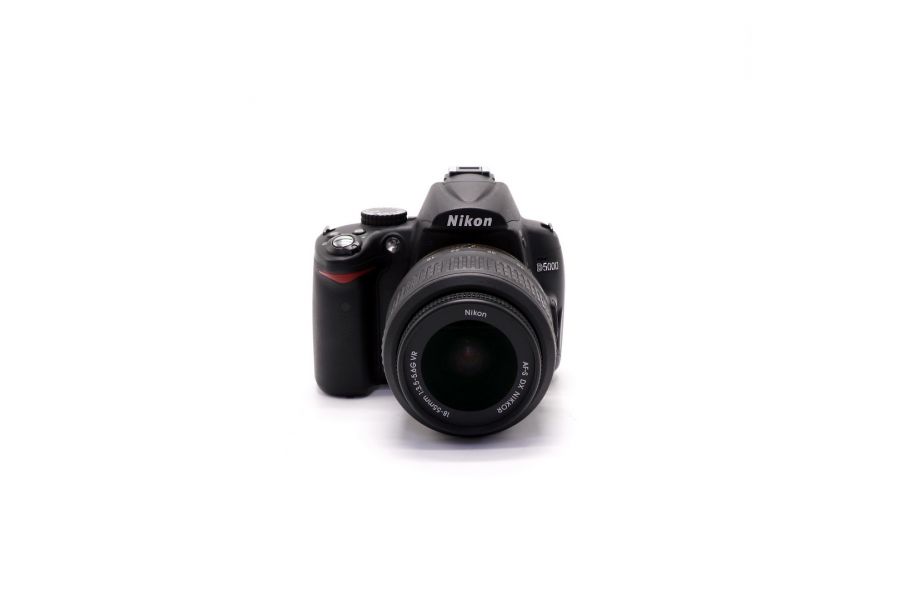 Nikon D5000 kit (пробег 1800 кадров)