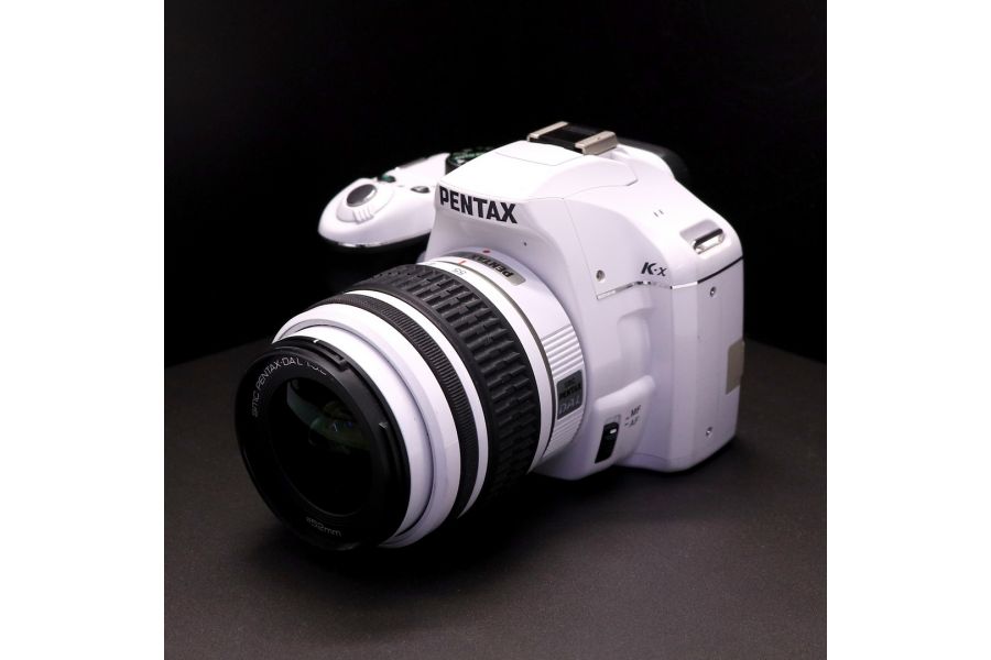 Pentax K-x kit white (пробег 3315 кадров)
