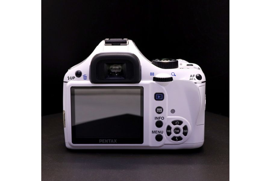 Pentax K-x kit white (пробег 3315 кадров)