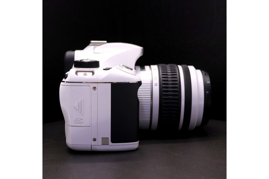 Pentax K-x kit white (пробег 3315 кадров)