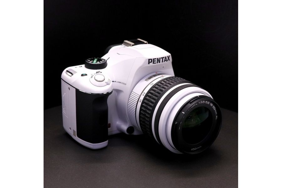Pentax K-x kit white (пробег 3315 кадров)