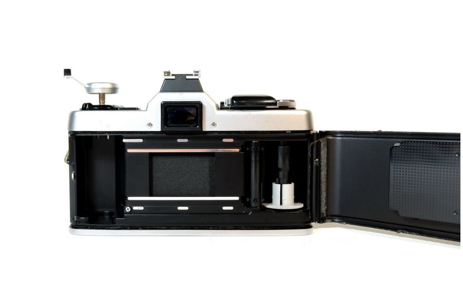 Minolta XG-E + Rokkor 3.5/35-70mm (Japan) 