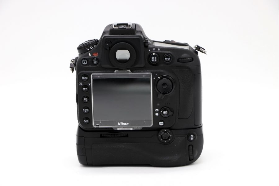 Nikon D800 body + батарейная ручка MB-D12
