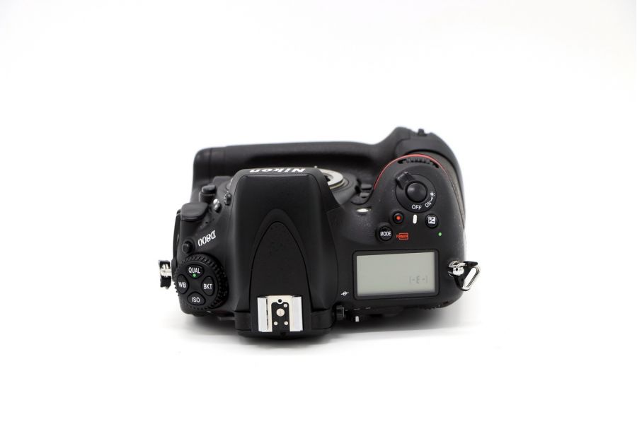 Nikon D800 body + батарейная ручка MB-D12