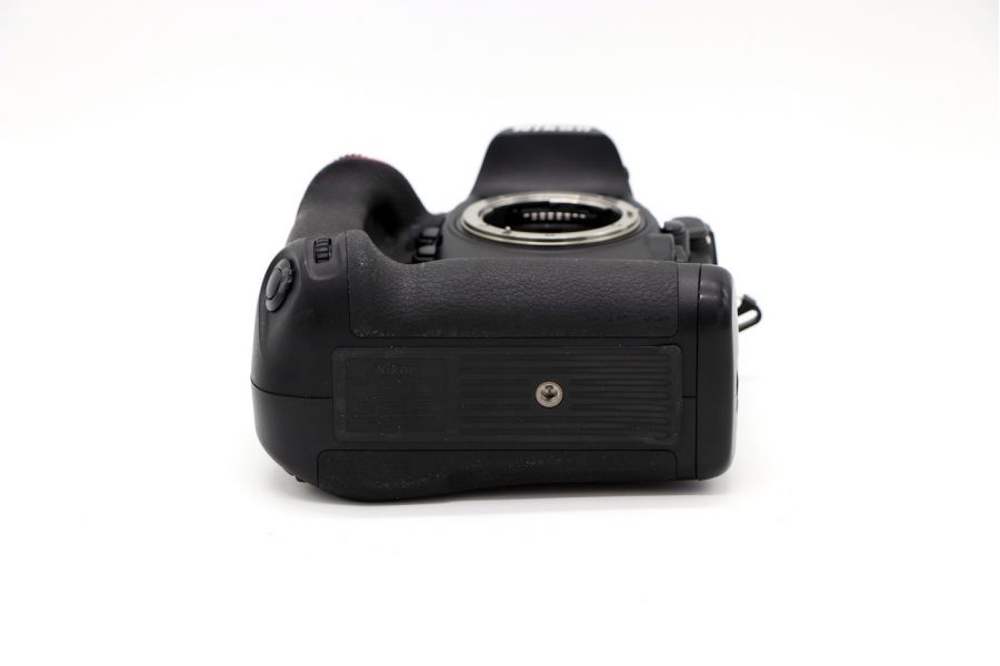 Nikon D800 body + батарейная ручка MB-D12