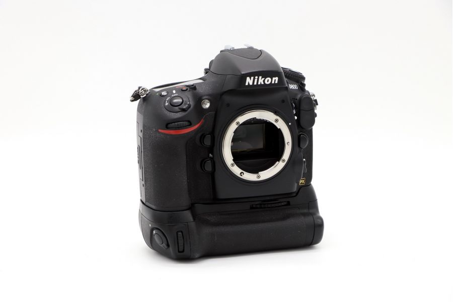 Nikon D800 body + батарейная ручка MB-D12