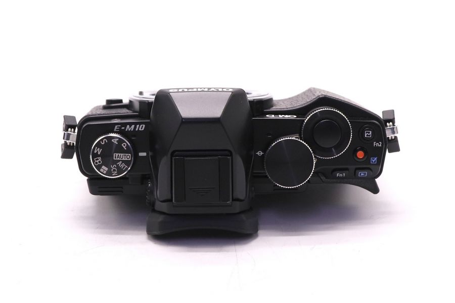 Olympus OM-D E-M10 body в упаковке (пробег 1850 кадров)