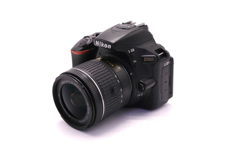 Nikon D5600 kit в упаковке (пробег 9505 кадров)