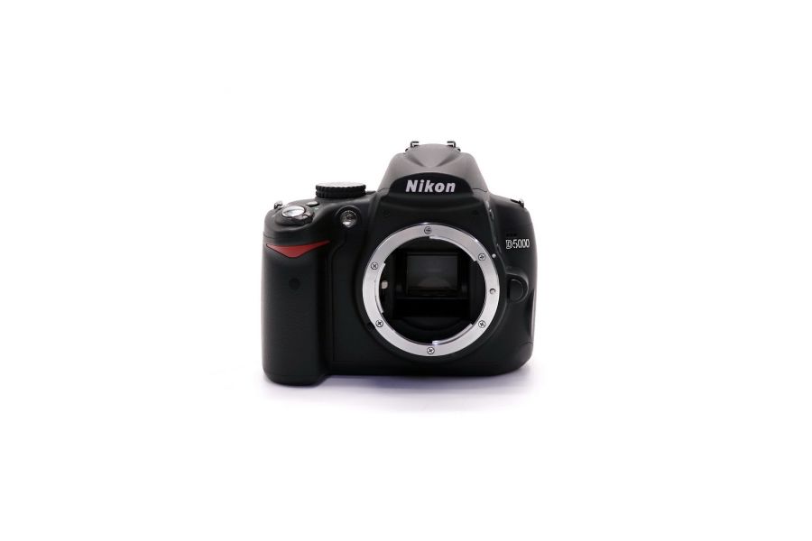 Nikon D5000 body (пробег 25 кадров)