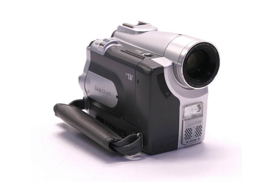 Видеокамера Samsung VP-D93i в упаковке