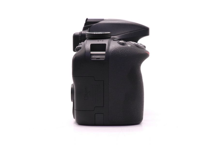 Nikon D3300 body в упаковке (пробег 7895 кадров)